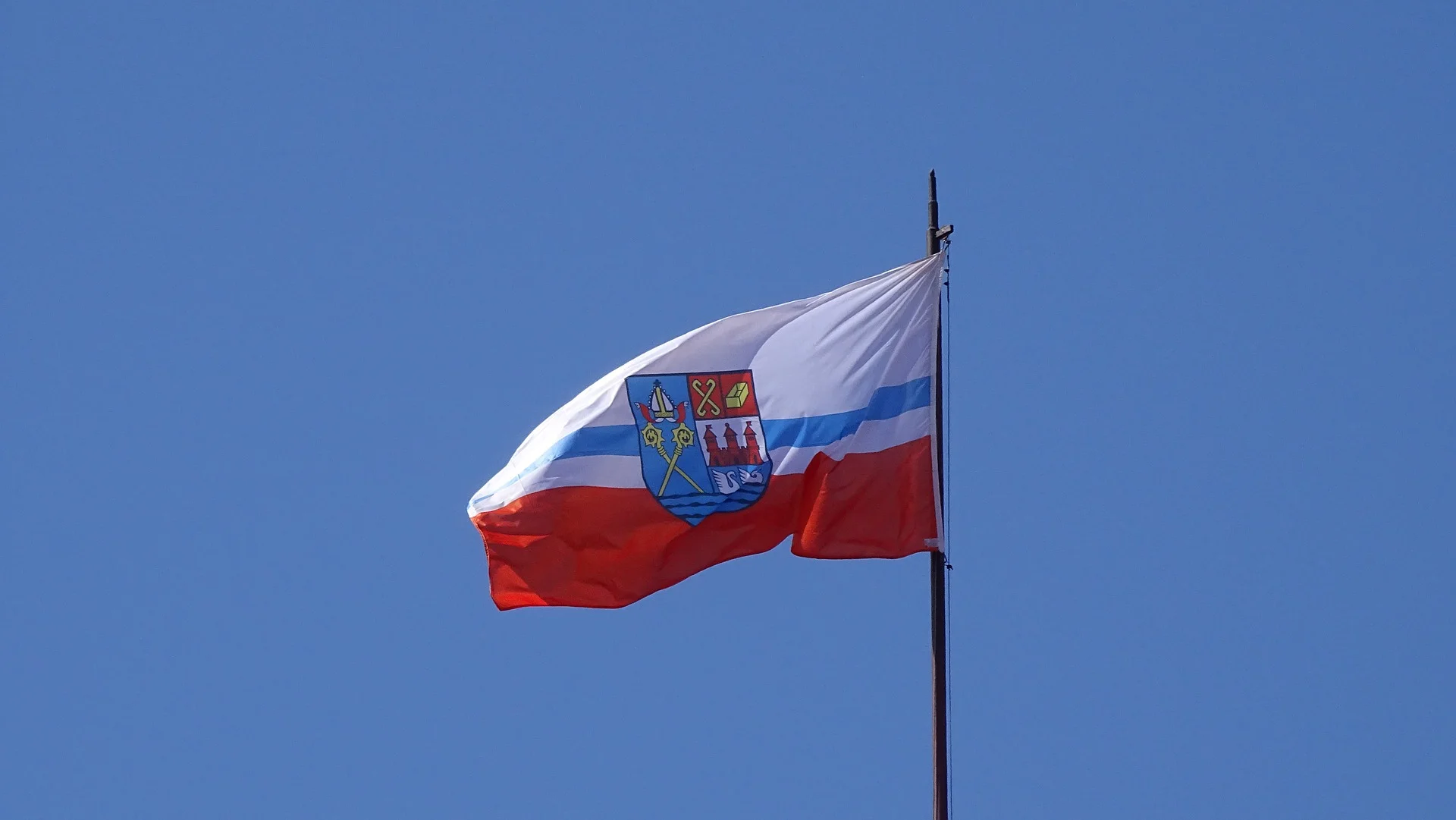 Kołobrzeg flaga herb