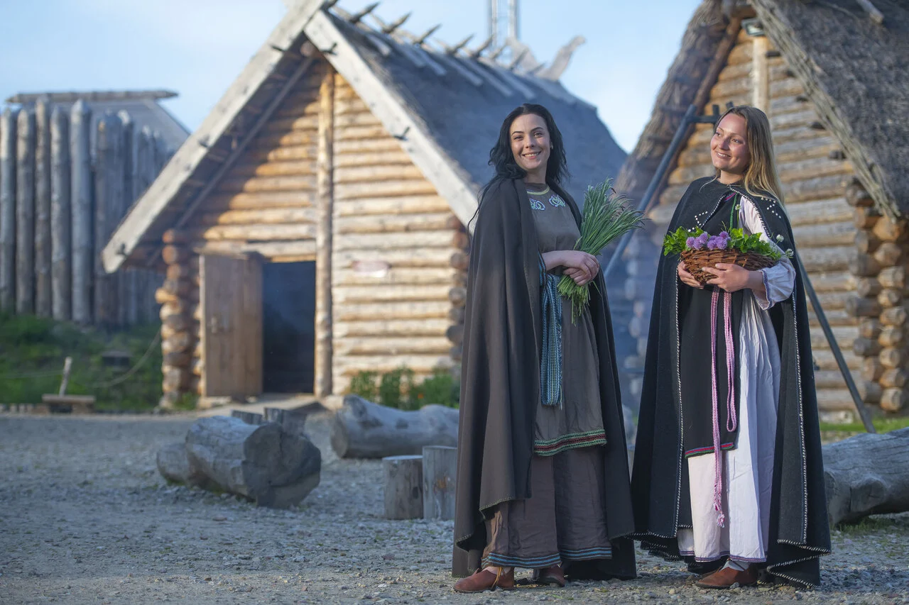Kobiety z ziołami w Wiosce Wikingów